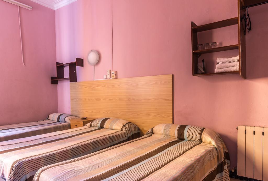 Hostel Turisol บาร์เซโลนา ภายนอก รูปภาพ