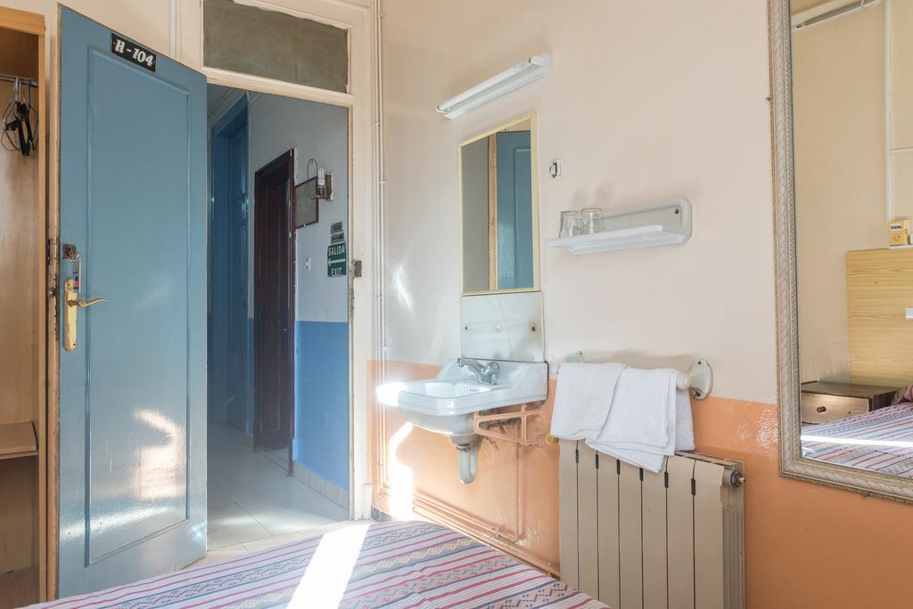 Hostel Turisol บาร์เซโลนา ภายนอก รูปภาพ