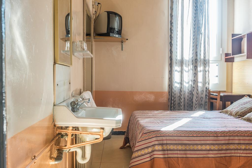 Hostel Turisol บาร์เซโลนา ภายนอก รูปภาพ
