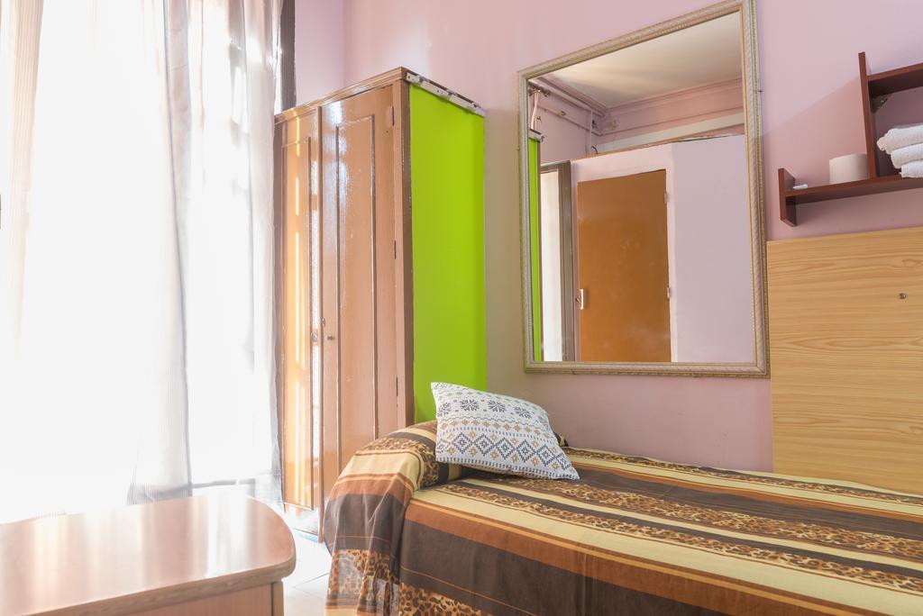 Hostel Turisol บาร์เซโลนา ภายนอก รูปภาพ