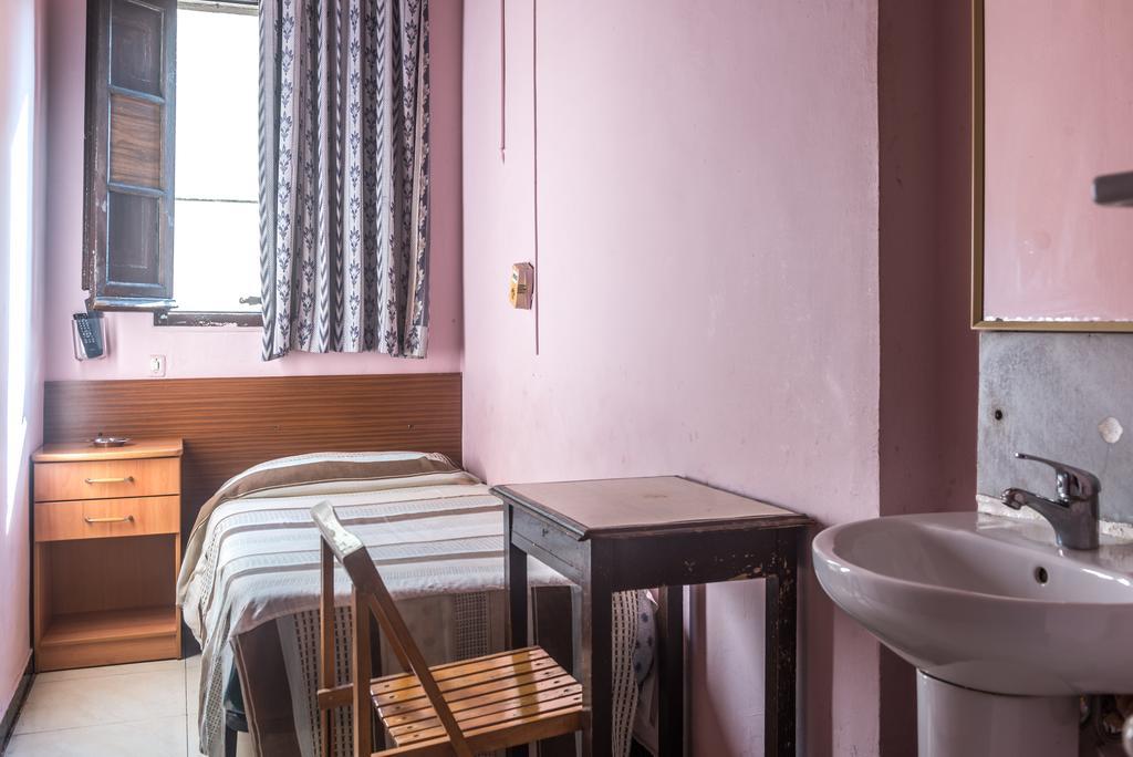 Hostel Turisol บาร์เซโลนา ภายนอก รูปภาพ